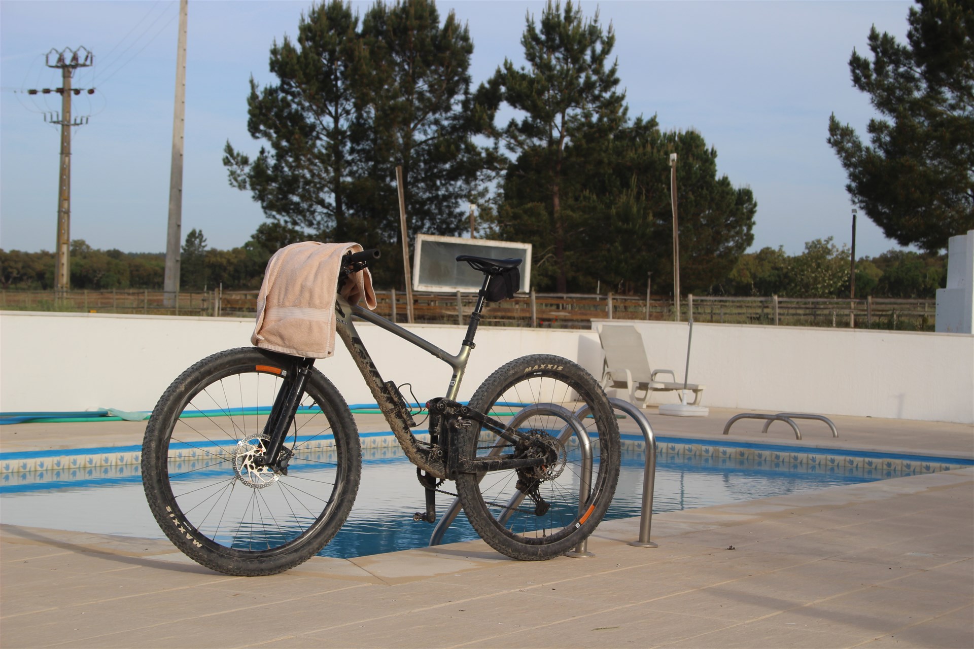 <h1 style="color:#C1B086;">Cykelferie i Portugal</h1>
<div style="color: #b9ad8f; ">★ ★ ★ ★ ★</div>
<h2 style="margin-top:15px;"><small><small>Det helt rigtige værelse at komme tilbage til efter en dejlig dag på cykel</small></small></h2>