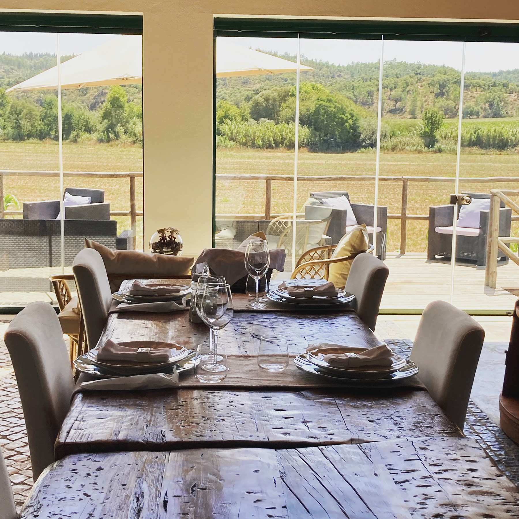 <h1 style="color:#C1B086;">Resturant</h1>
<div style="color: #b9ad8f; ">★ ★ ★ ★ ★</div>
<h2 style="margin-top:15px;"><small><small> I smukke omgivelser</small></small></h2>