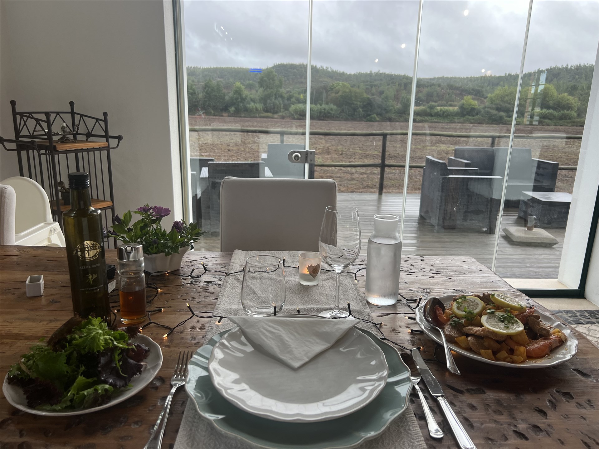 <h1 style="color:#C1B086;">Vores resturant</h1>
<div style="color: #b9ad8f; ">★ ★ ★ ★ ★</div>
<h2 style="margin-top:15px;"><small><small>Smagen af Portugal – serveret med udsigt.</small></></h2>