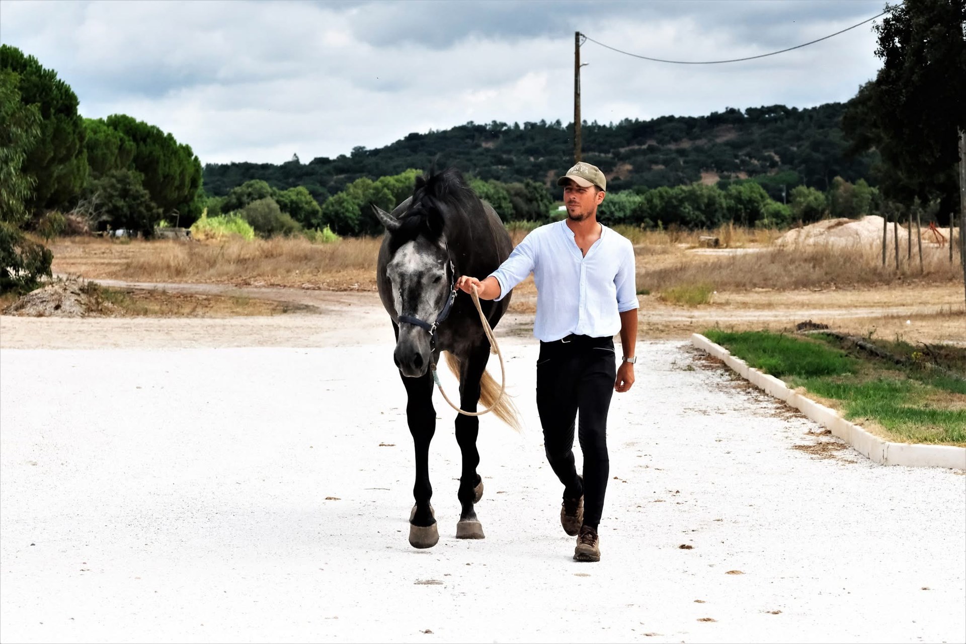 <h1 style="color:#C1B086;">Tiago Riberio</h1>
<div style="color: #b9ad8f; ">★ ★ ★ ★ ★</div>
<h2 style="margin-top:15px;"><small><small>Instruktør med et stort hjerte for heste</small></small></h2>